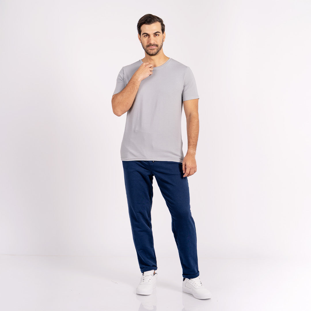 Polo esencial de corte clásico, elaborado con mezcla de algodón pima, modal y spandex que garantiza suavidad, elasticidad y frescura.