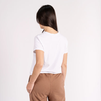 Polo esencial de corte clásico, elaborado con mezcla de algodón pima, modal y spandex que garantiza suavidad, elasticidad y frescura.