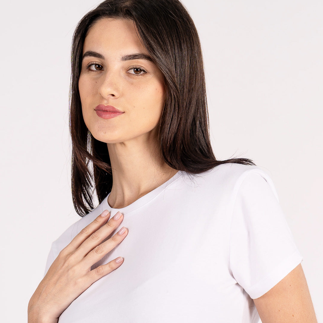 Polo esencial de corte clásico, elaborado con mezcla de algodón pima, modal y spandex que garantiza suavidad, elasticidad y frescura.