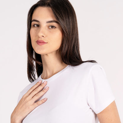 Polo esencial de corte clásico, elaborado con mezcla de algodón pima, modal y spandex que garantiza suavidad, elasticidad y frescura.