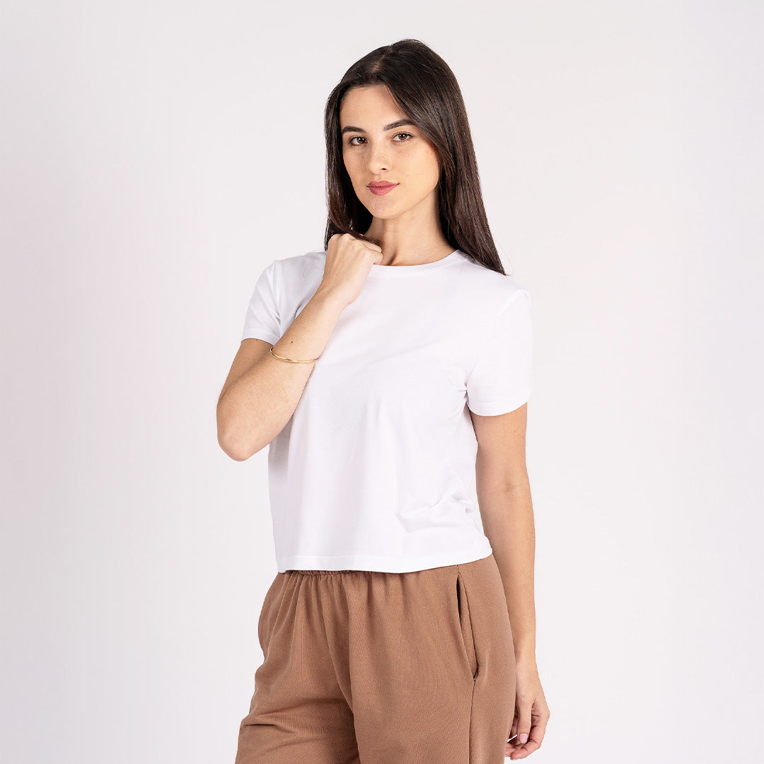 Polo esencial de corte clásico, elaborado con mezcla de algodón pima, modal y spandex que garantiza suavidad, elasticidad y frescura.