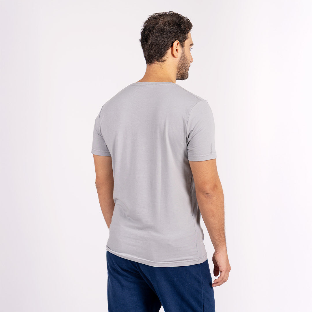 Polo esencial de corte clásico, elaborado con mezcla de algodón pima, modal y spandex que garantiza suavidad, elasticidad y frescura.