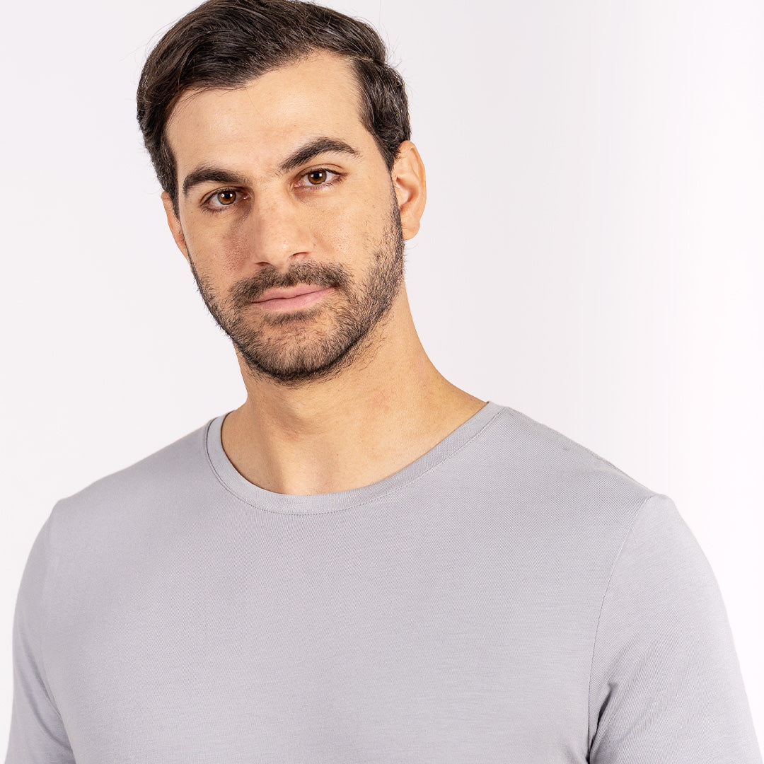 Polo esencial de corte clásico, elaborado con mezcla de algodón pima, modal y spandex que garantiza suavidad, elasticidad y frescura.