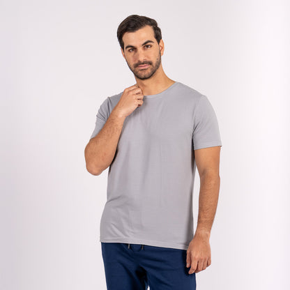 Polo esencial de corte clásico, elaborado con mezcla de algodón pima, modal y spandex que garantiza suavidad, elasticidad y frescura.
