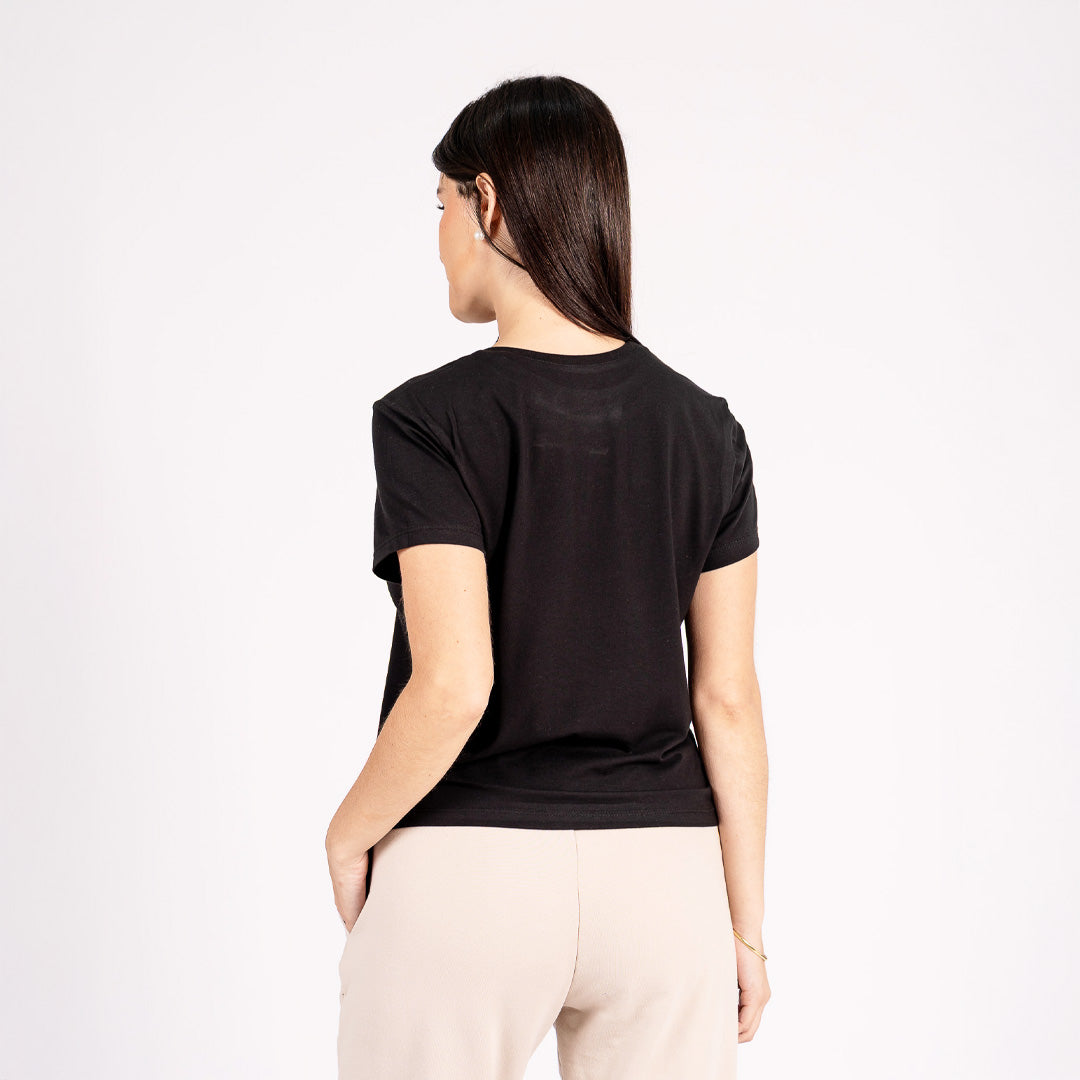 Polo esencial de corte clásico, elaborado con mezcla de algodón pima, modal y spandex que garantiza suavidad, elasticidad y frescura.