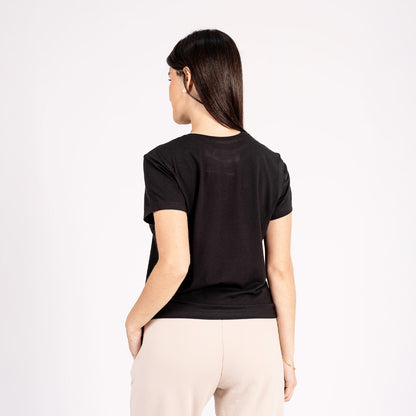 Polo esencial de corte clásico, elaborado con mezcla de algodón pima, modal y spandex que garantiza suavidad, elasticidad y frescura.