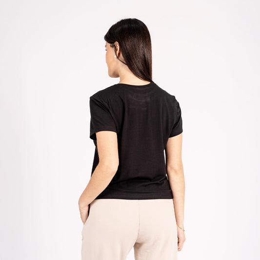 Polo esencial de corte clásico, elaborado con mezcla de algodón pima, modal y spandex que garantiza suavidad, elasticidad y frescura.