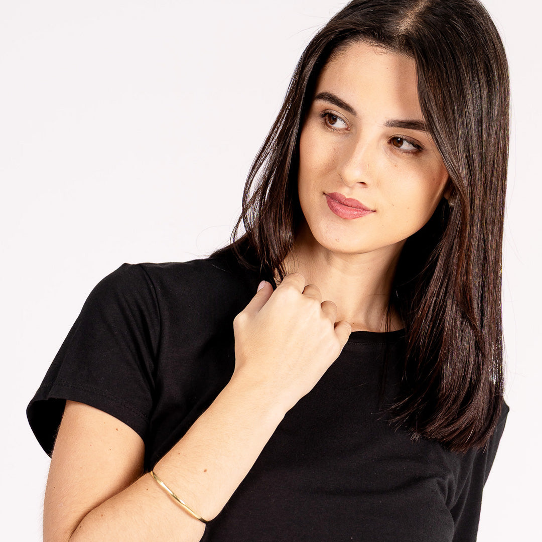 Polo esencial de corte clásico, elaborado con mezcla de algodón pima, modal y spandex que garantiza suavidad, elasticidad y frescura.