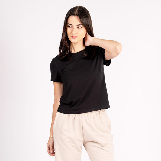 Polo esencial de corte clásico, elaborado con mezcla de algodón pima, modal y spandex que garantiza suavidad, elasticidad y frescura.