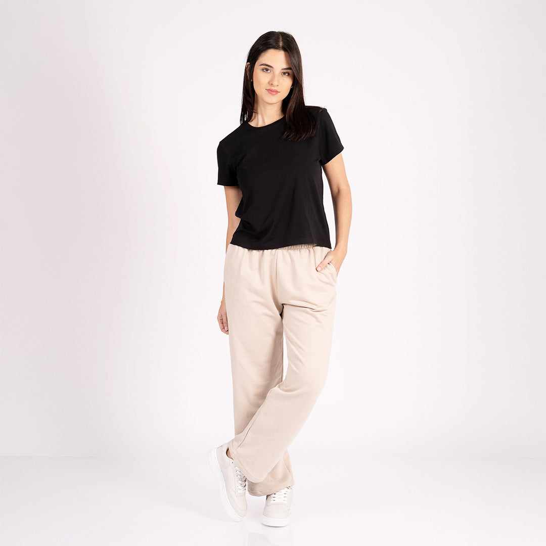 Polo esencial de corte clásico, elaborado con mezcla de algodón pima, modal y spandex que garantiza suavidad, elasticidad y frescura.