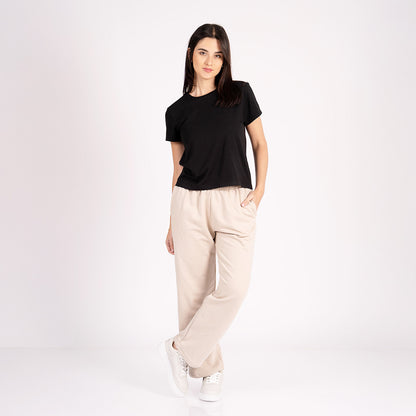 Polo esencial de corte clásico, elaborado con mezcla de algodón pima, modal y spandex que garantiza suavidad, elasticidad y frescura.