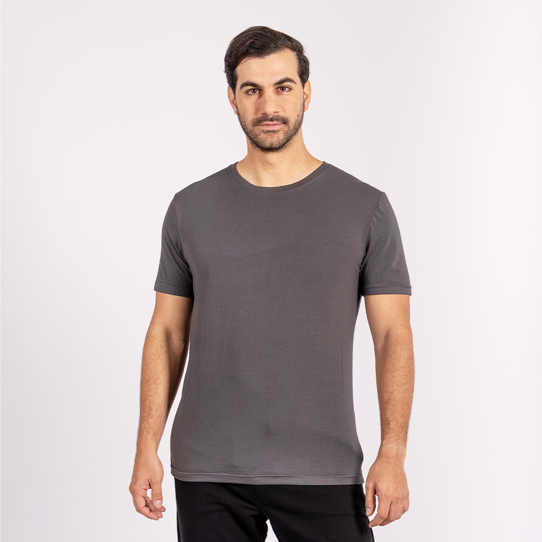 Polo esencial de corte clásico, elaborado con mezcla de algodón pima, modal y spandex que garantiza suavidad, elasticidad y frescura.