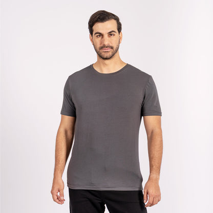 Polo esencial de corte clásico, elaborado con mezcla de algodón pima, modal y spandex que garantiza suavidad, elasticidad y frescura.