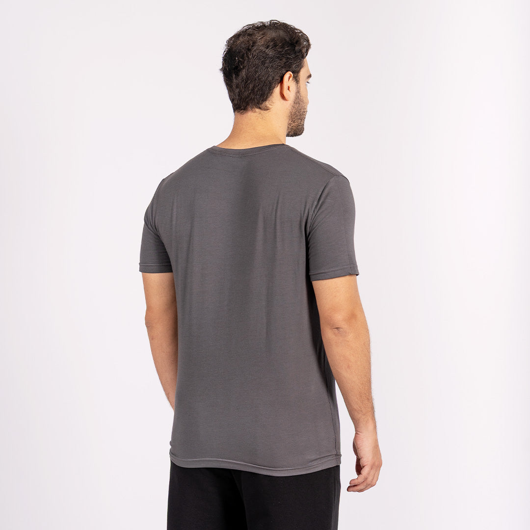 Polo esencial de corte clásico, elaborado con mezcla de algodón pima, modal y spandex que garantiza suavidad, elasticidad y frescura.