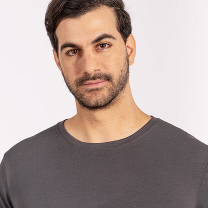 Polo esencial de corte clásico, elaborado con mezcla de algodón pima, modal y spandex que garantiza suavidad, elasticidad y frescura.