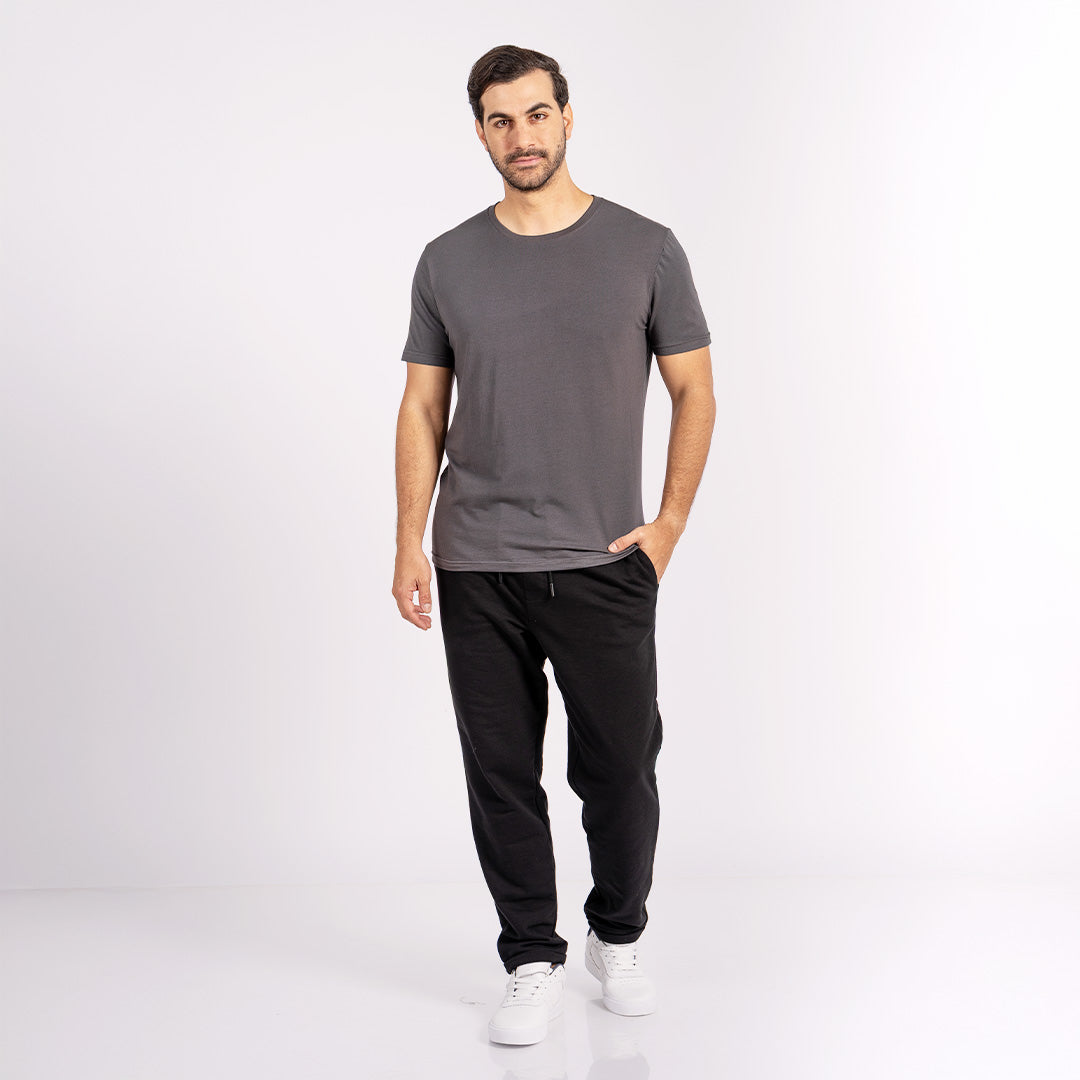 Polo esencial de corte clásico, elaborado con mezcla de algodón pima, modal y spandex que garantiza suavidad, elasticidad y frescura.