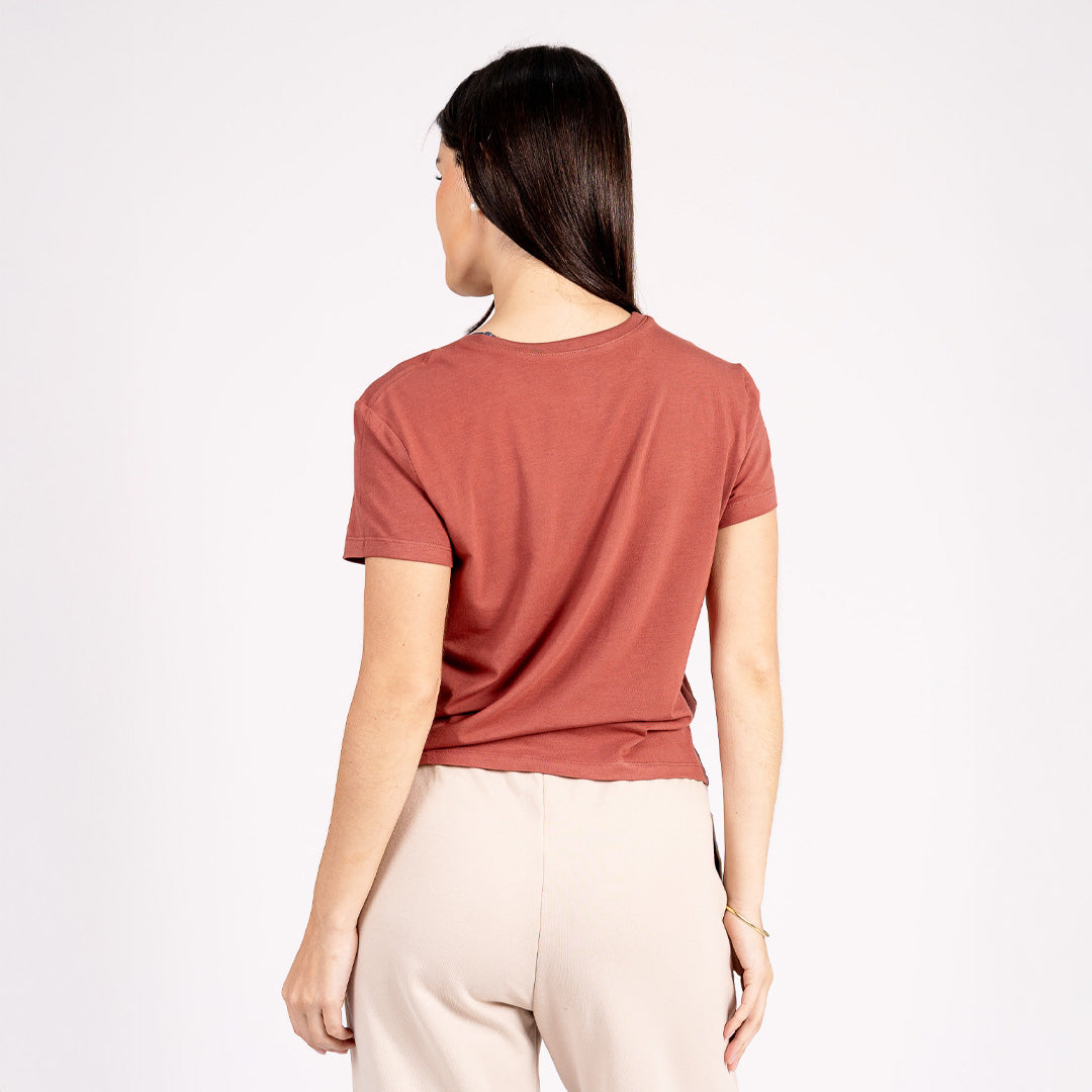 Polo esencial de corte clásico, elaborado con mezcla de algodón pima, modal y spandex que garantiza suavidad, elasticidad y frescura.