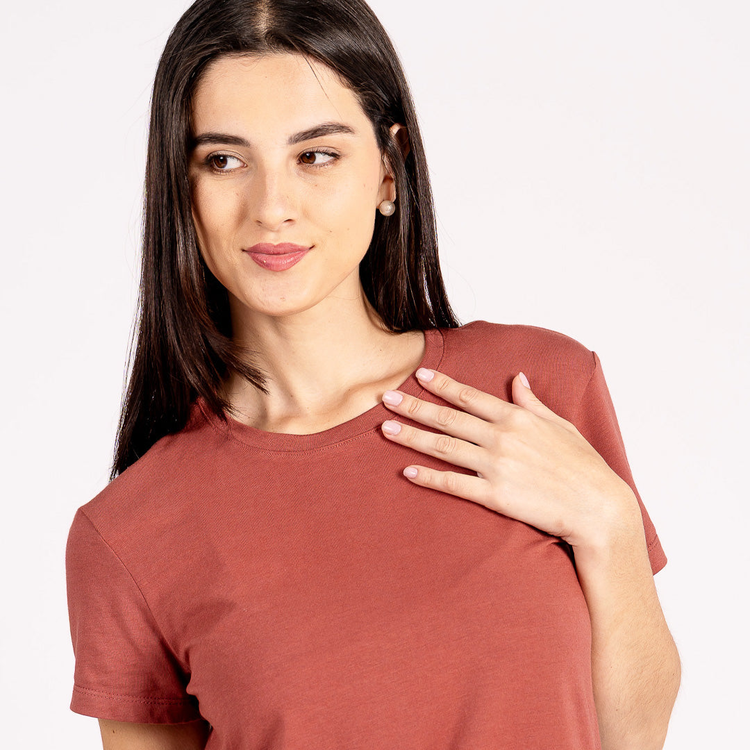 Polo esencial de corte clásico, elaborado con mezcla de algodón pima, modal y spandex que garantiza suavidad, elasticidad y frescura.