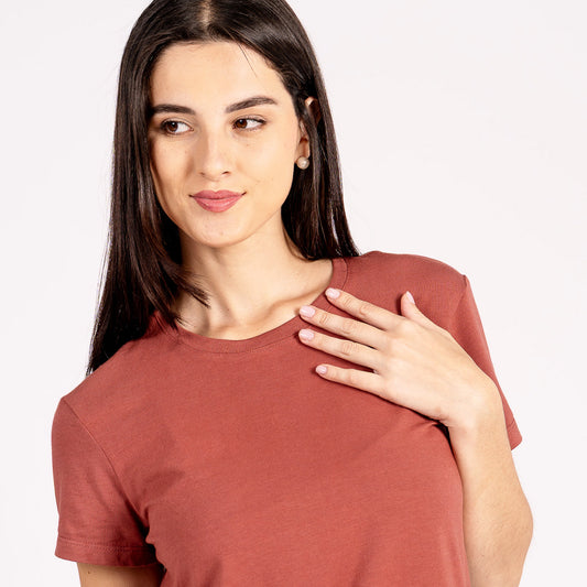 Polo esencial de corte clásico, elaborado con mezcla de algodón pima, modal y spandex que garantiza suavidad, elasticidad y frescura.