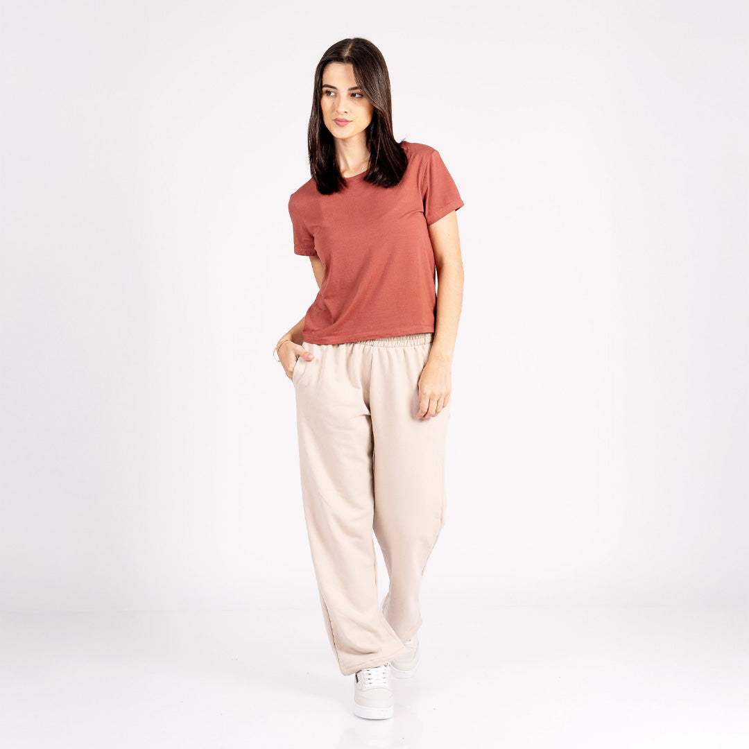 Polo esencial de corte clásico, elaborado con mezcla de algodón pima, modal y spandex que garantiza suavidad, elasticidad y frescura.